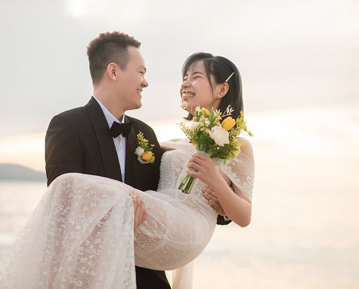 花嫁を抱き上げる花婿