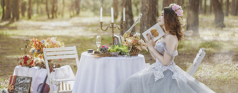 森の中のテラスで本を読む花嫁
